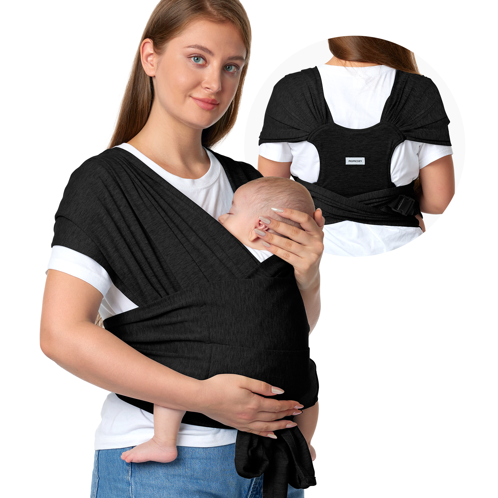 Una donna con maglietta bianca porta un neonato in una fascia nera, con un riquadro posteriore.