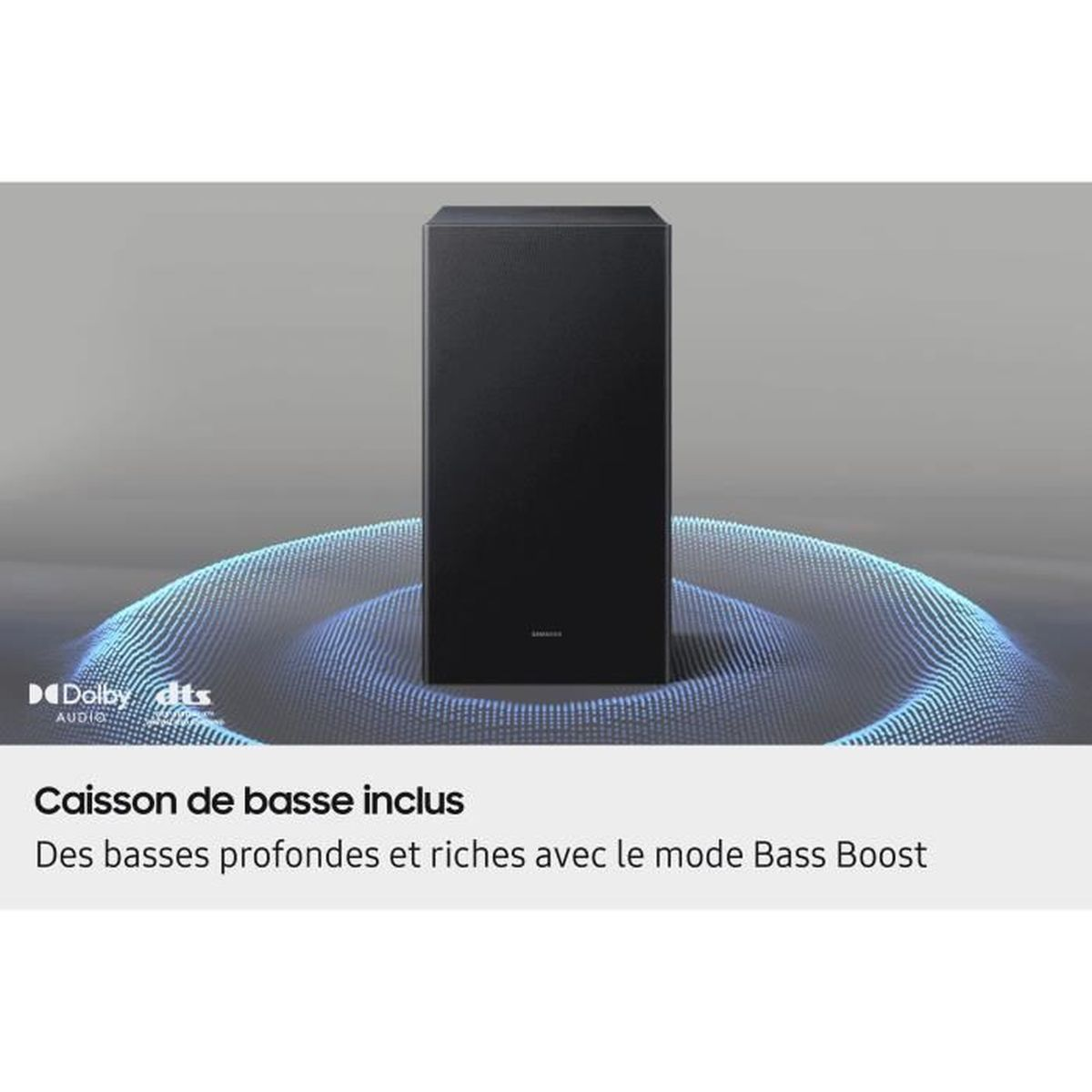 Ein schwarzer Subwoofer steht vor einer blauen Wellenmuster-Grafik mit Dolby-Logo.