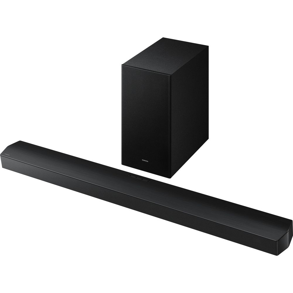 Une longue barre de son noire est posée horizontalement devant un caisson de basses noir vertical sur fond blanc.