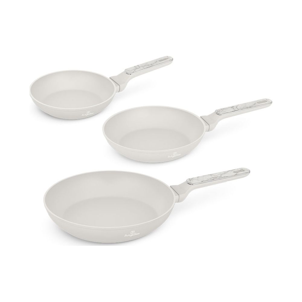 Trois poêles couleur crème clair avec poignées effet marbre sur fond blanc.