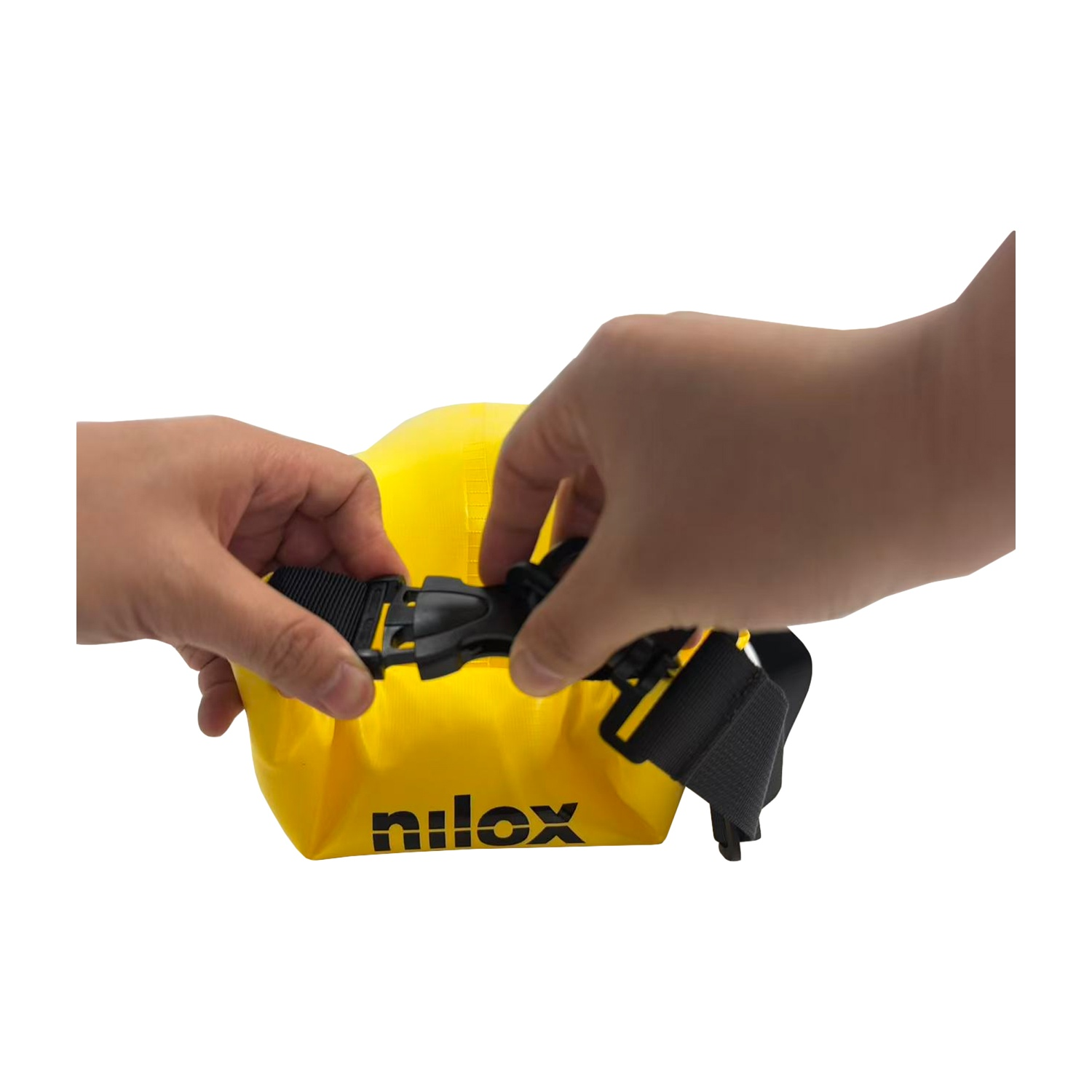 Hände schließen die schwarze Schnalle einer gelben Nilox-Tasche.