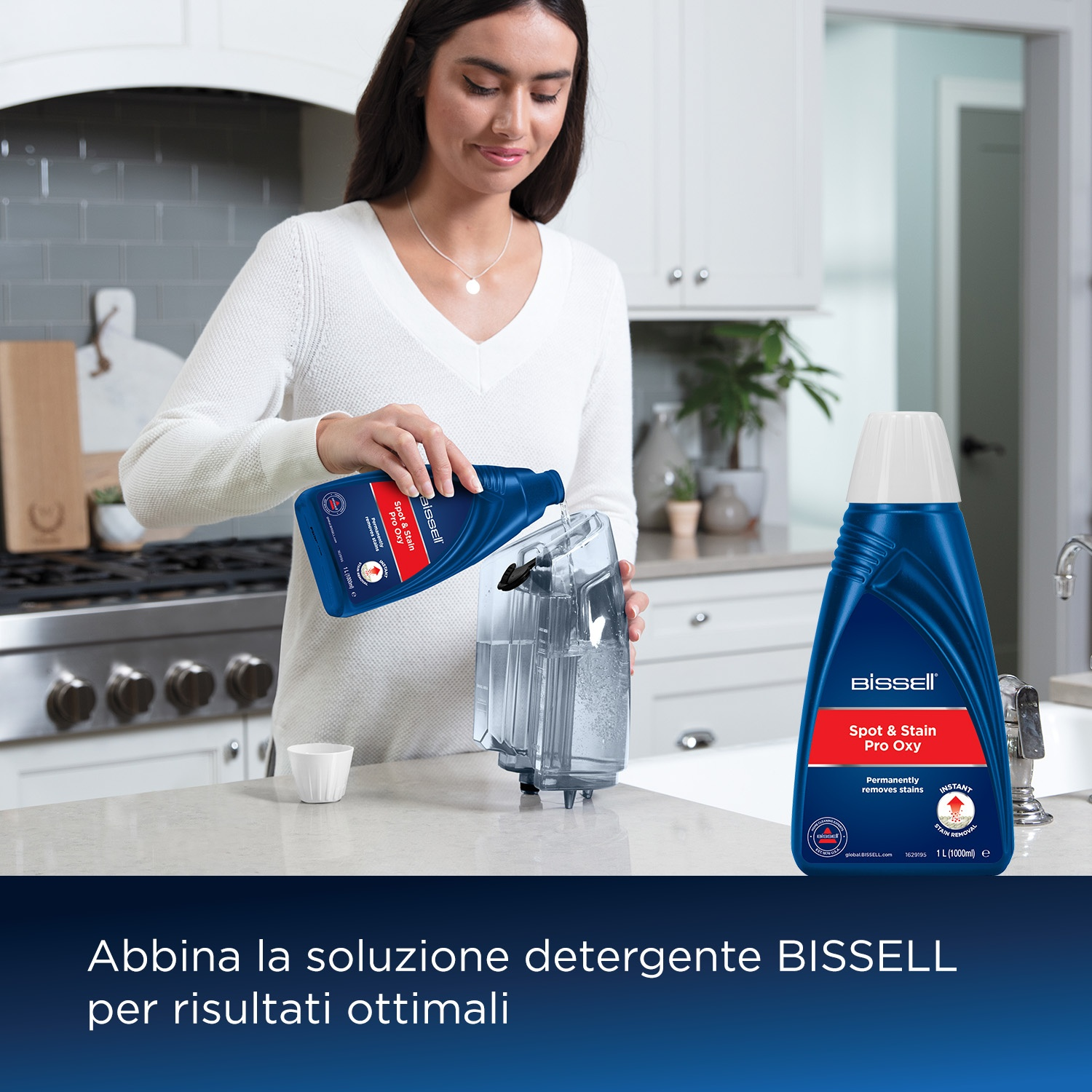 Mujer vertiendo solución limpiadora en un tanque de agua en una cocina luminosa, con una botella Bissell.