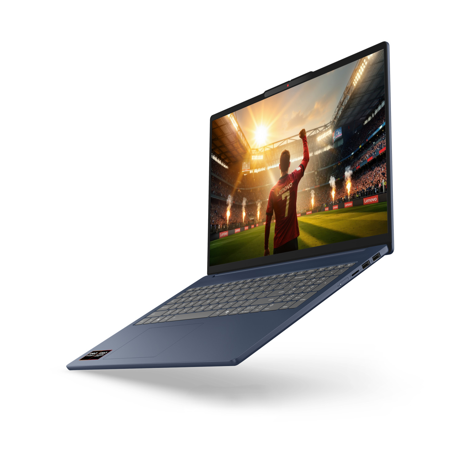 Un laptop blu scuro fluttua su sfondo bianco, mostrando un calciatore che festeggia in uno stadio illuminato.