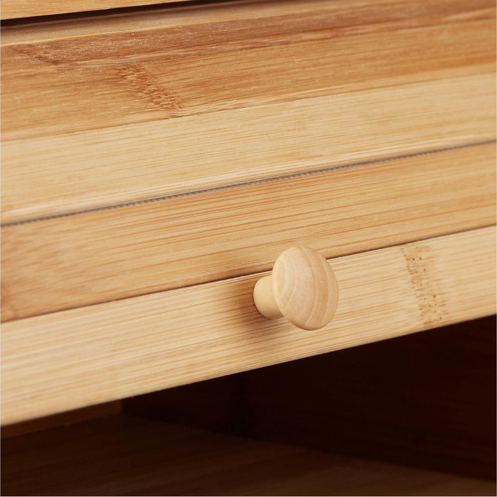 Nahaufnahme einer Holzkiste mit Schiebetür und rundem Knopf.