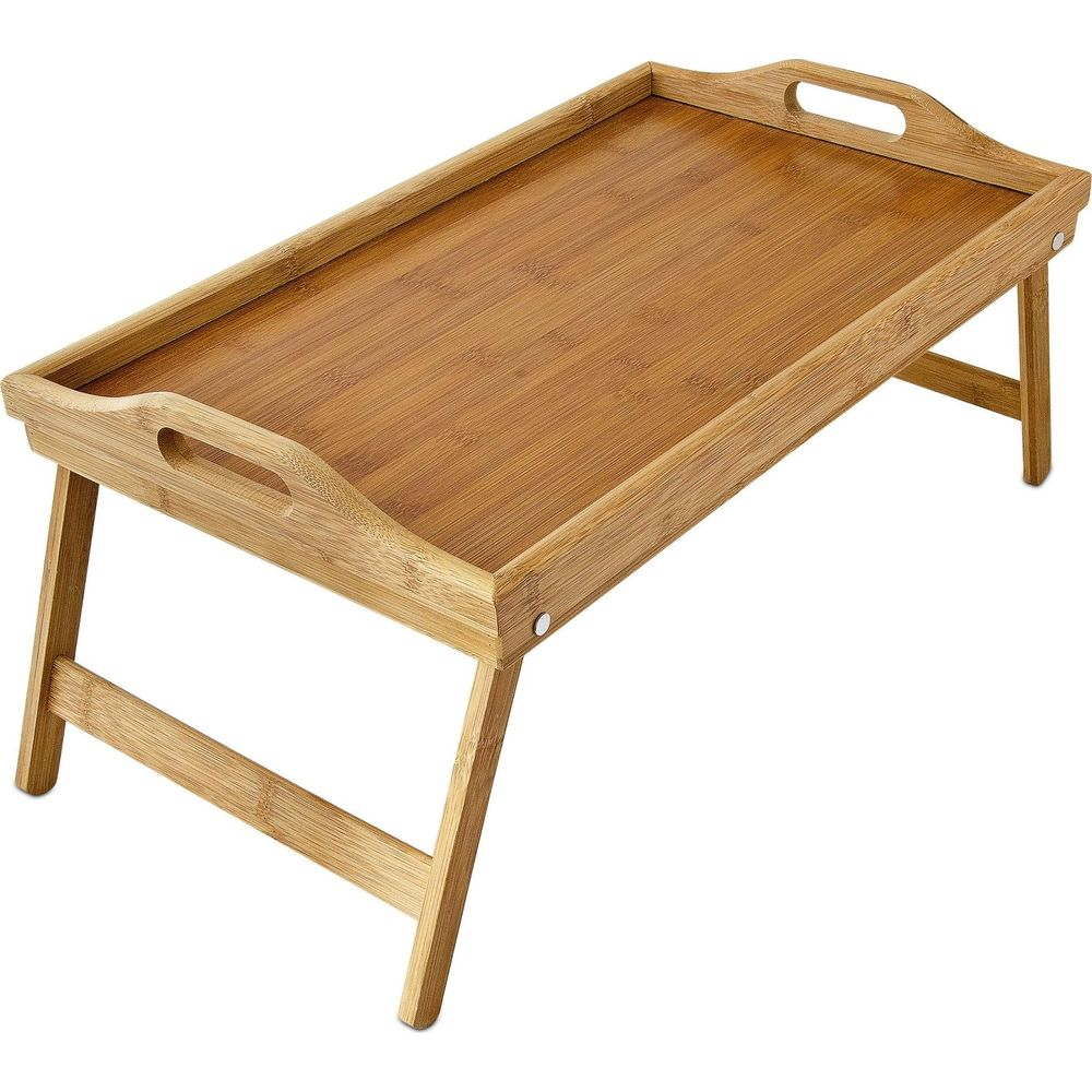 Ein hölzernes Betttablett mit klappbaren Beinen und Griffen vor weißem Hintergrund.