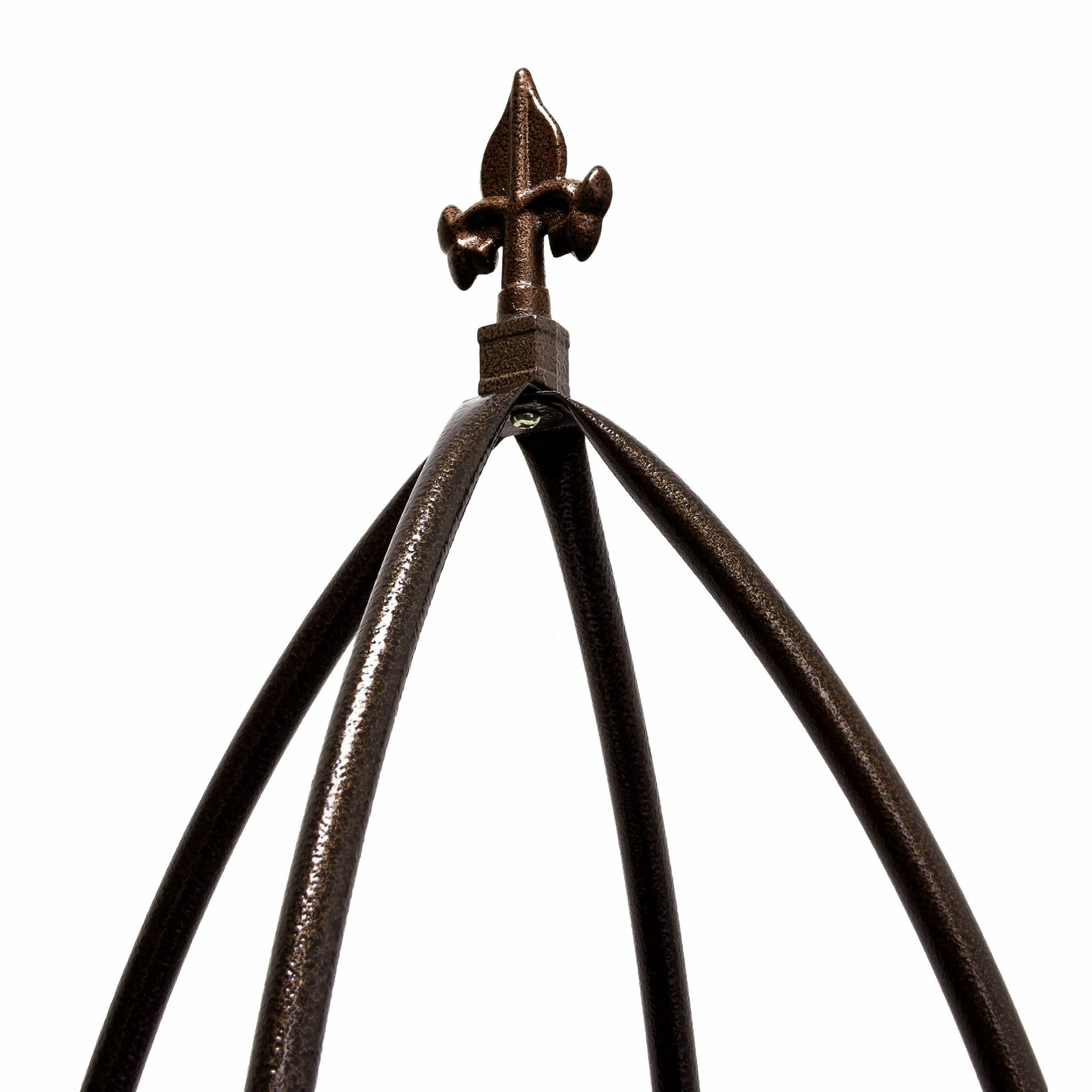 Eine braune Metallstruktur mit vier gewölbten Stangen, die oben in einer Fleur-de-Lis-Spitze enden, auf weißem Hintergrund.