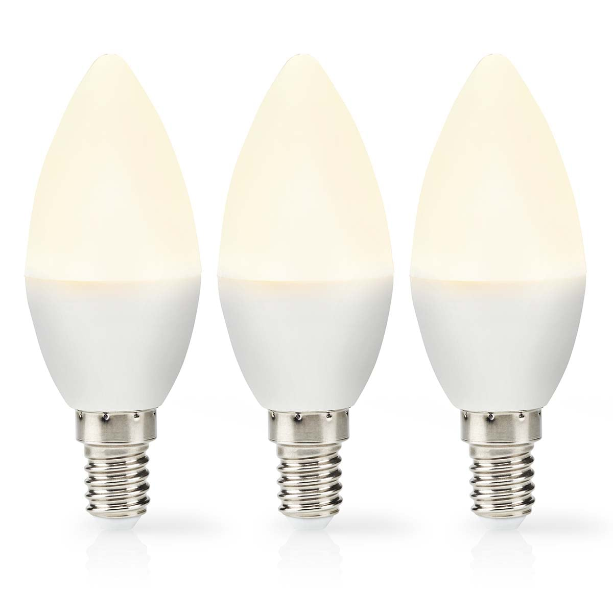 Drei brennende LED-Kerzenlampen mit silbernen Gewinden auf weißem Hintergrund.