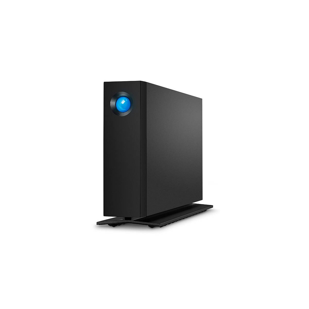 Ein schwarzes externes Festplattengehäuse mit einer runden, leuchtend blauen Status-LED vorne auf weißem Hintergrund.