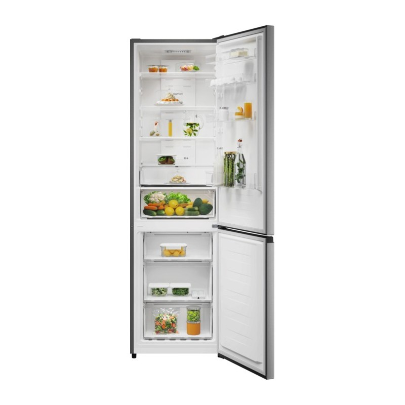 Un refrigerador gris abierto con estantes llenos y cajón de verduras.