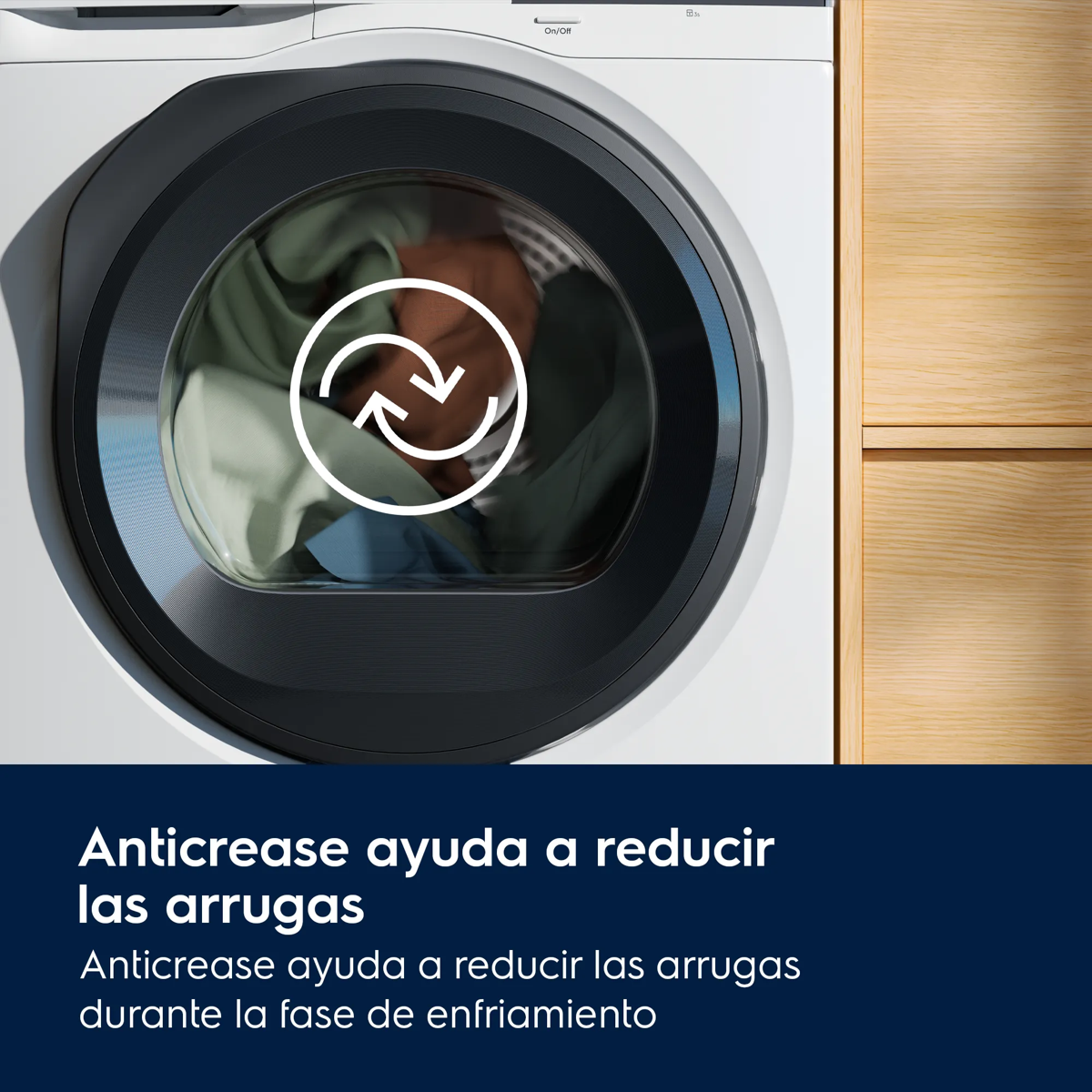 Lavadora blanca con ropa girando dentro y un icono de rotación antiarrugas superpuesto.