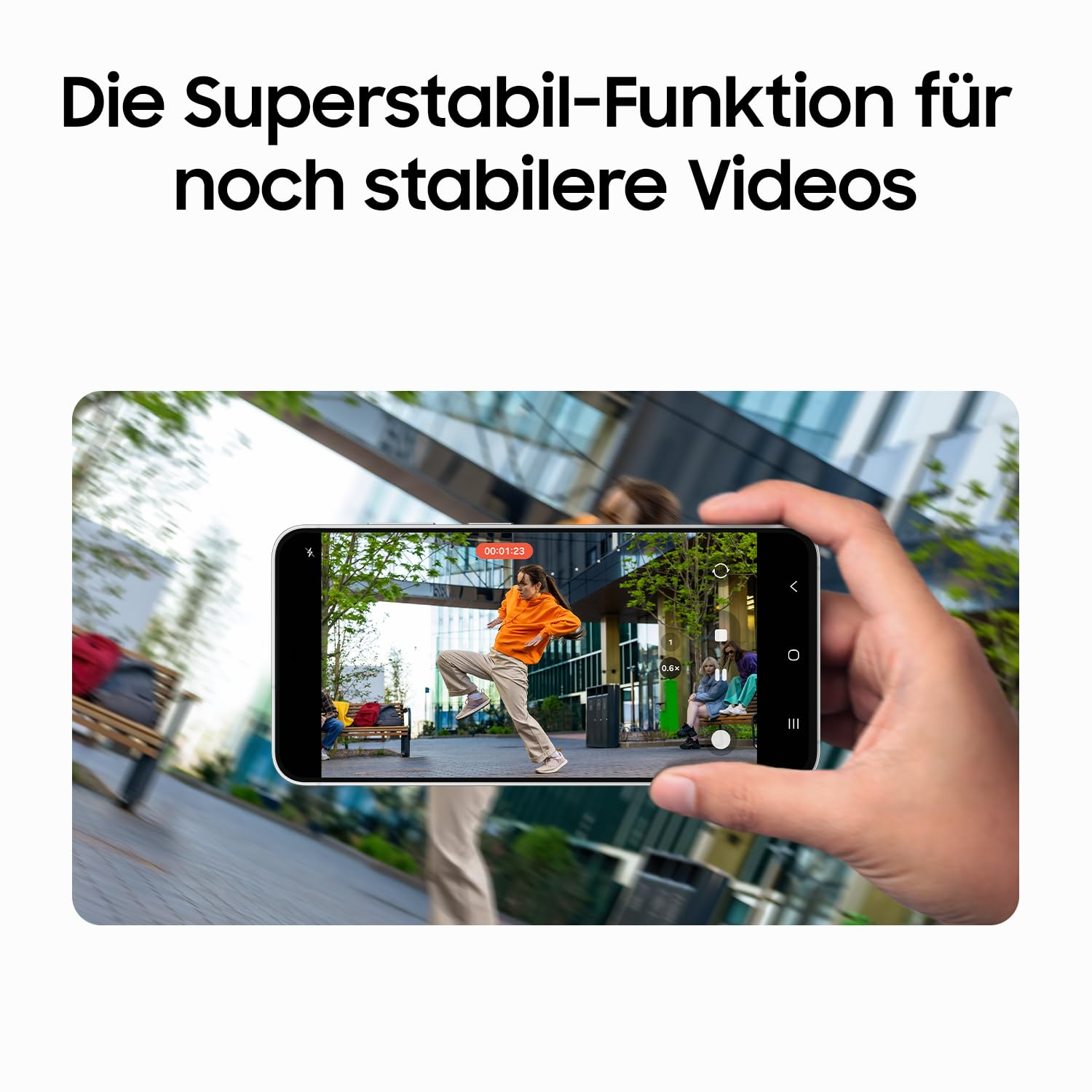 Hand hält ein Smartphone, das ein scharfes Video von einer tanzenden Person zeigt, während der Hintergrund verwischt ist.