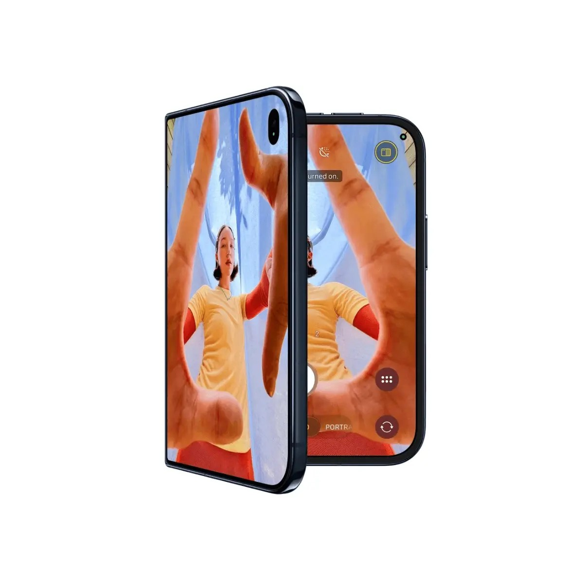 Due smartphone neri mostrano l'immagine di una persona che incornicia la fotocamera con le mani.