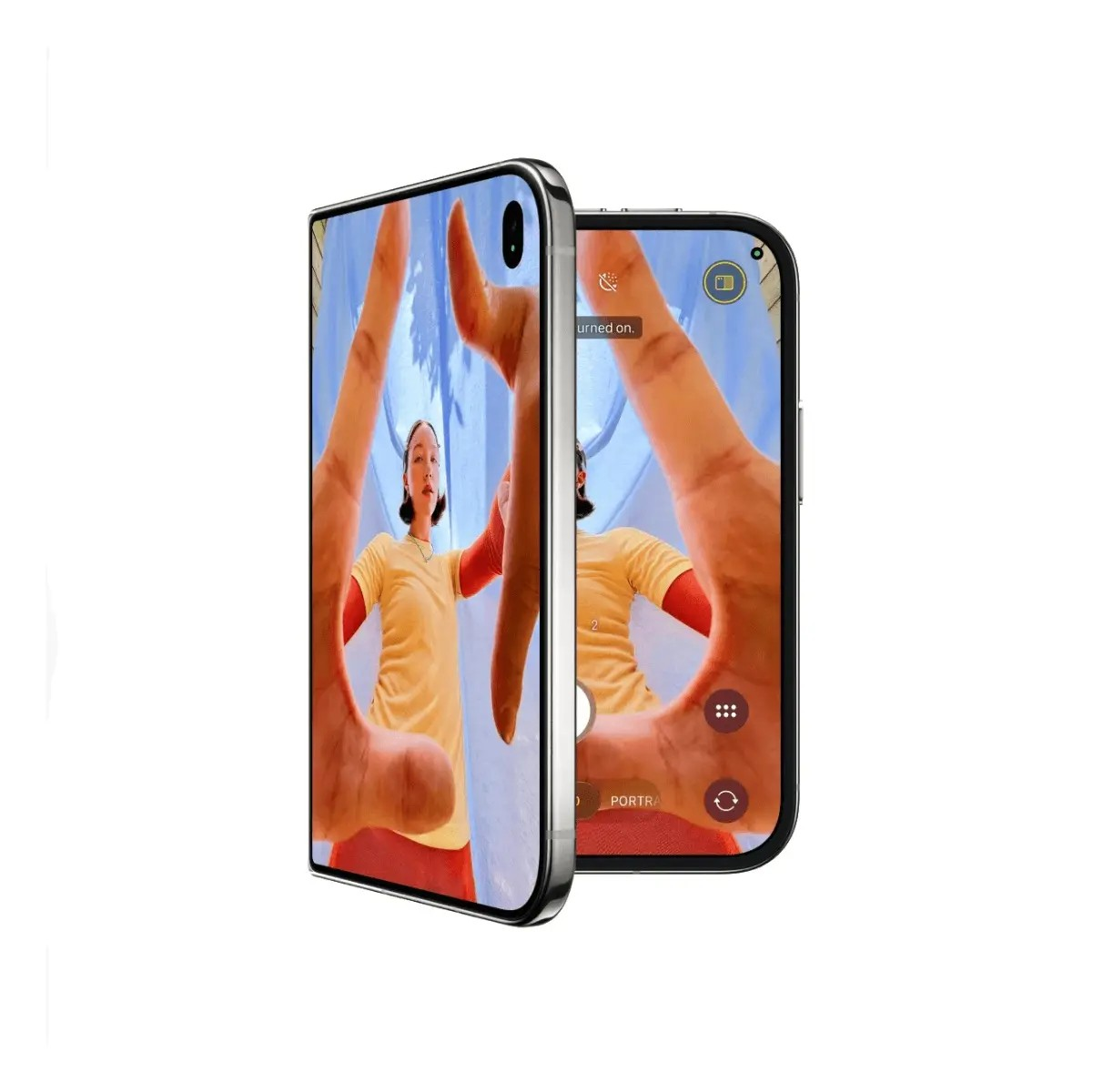 Due smartphone mostrano una persona che incornicia con le mani sullo schermo.
