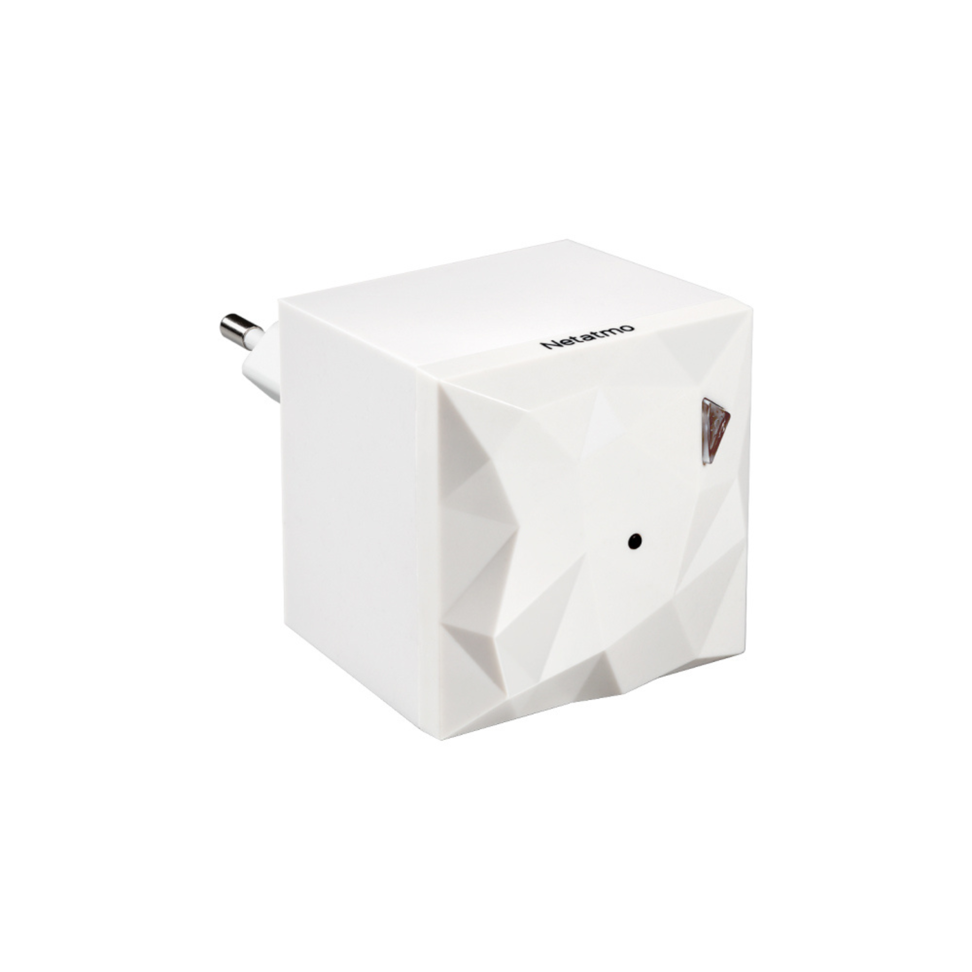 Une prise Netatmo blanche en forme de cube avec un panneau avant à facettes et un voyant.