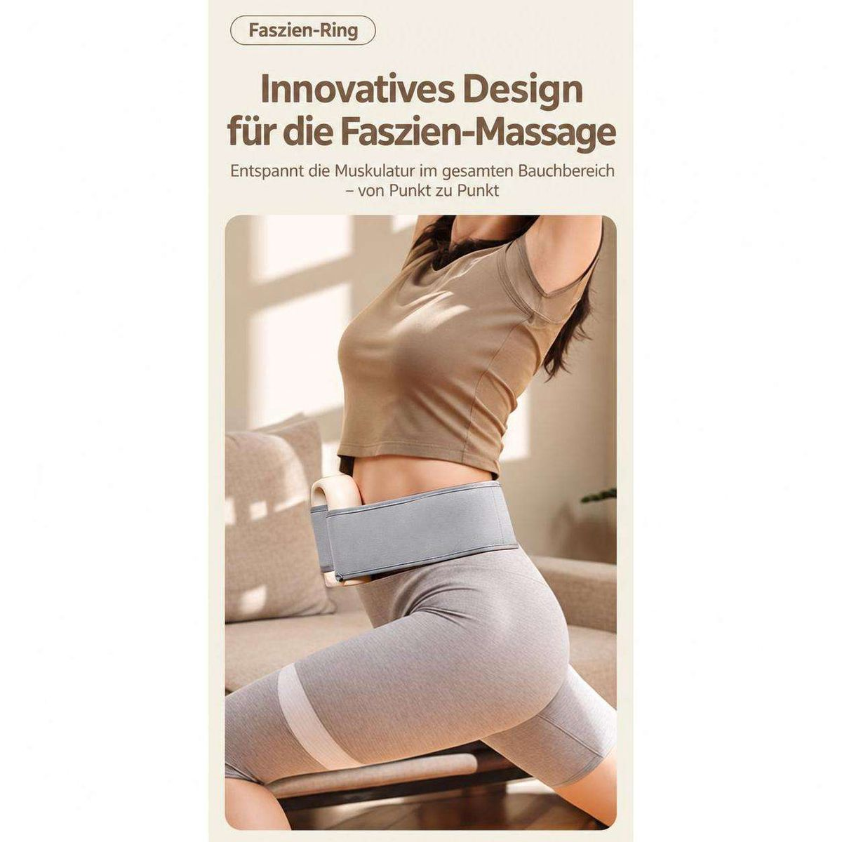 Eine Frau in Sportkleidung trägt einen grauen Bauchmassagegurt in einem Raum.