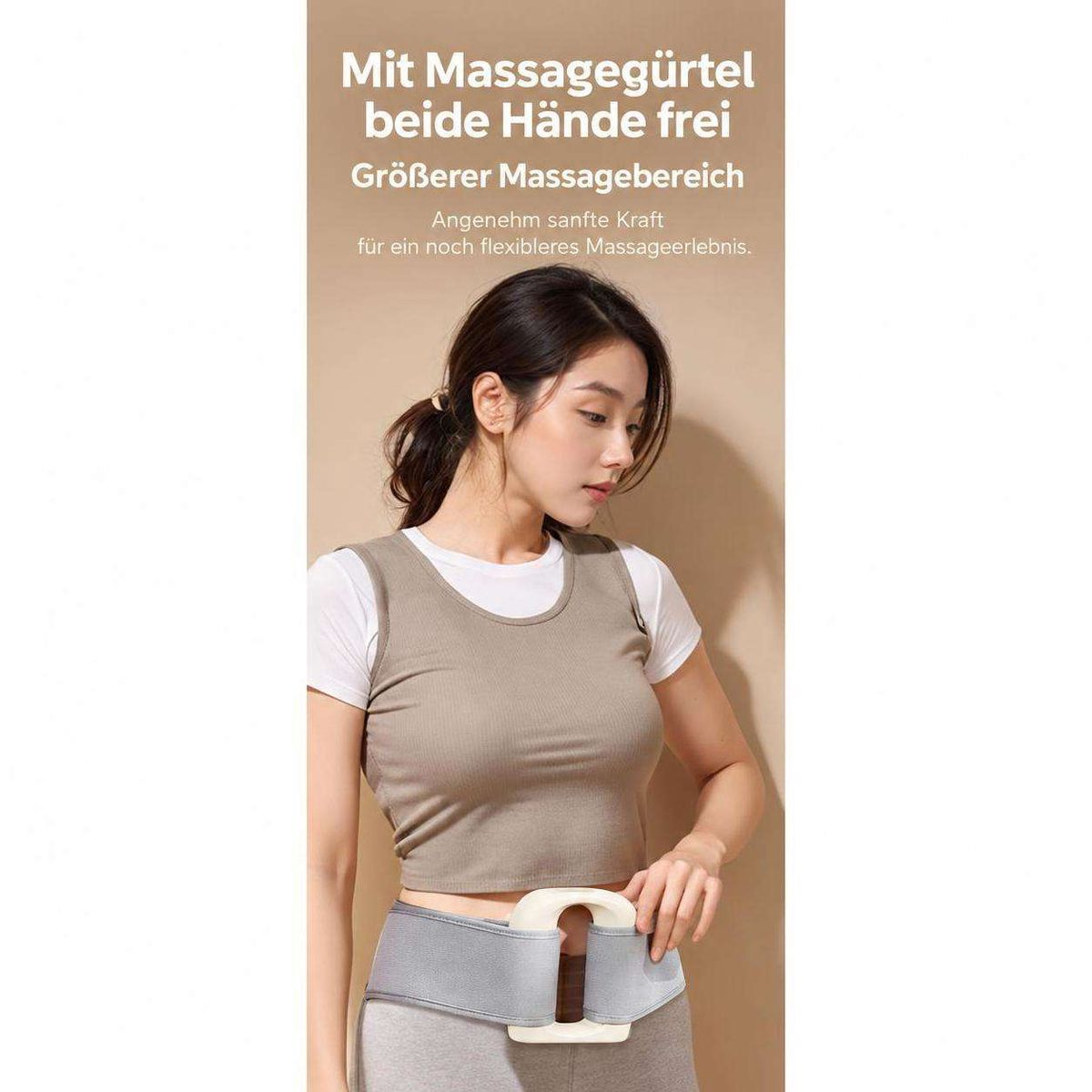 Frau trägt Massagegürtel um die Hüfte vor neutralem Hintergrund mit Text.