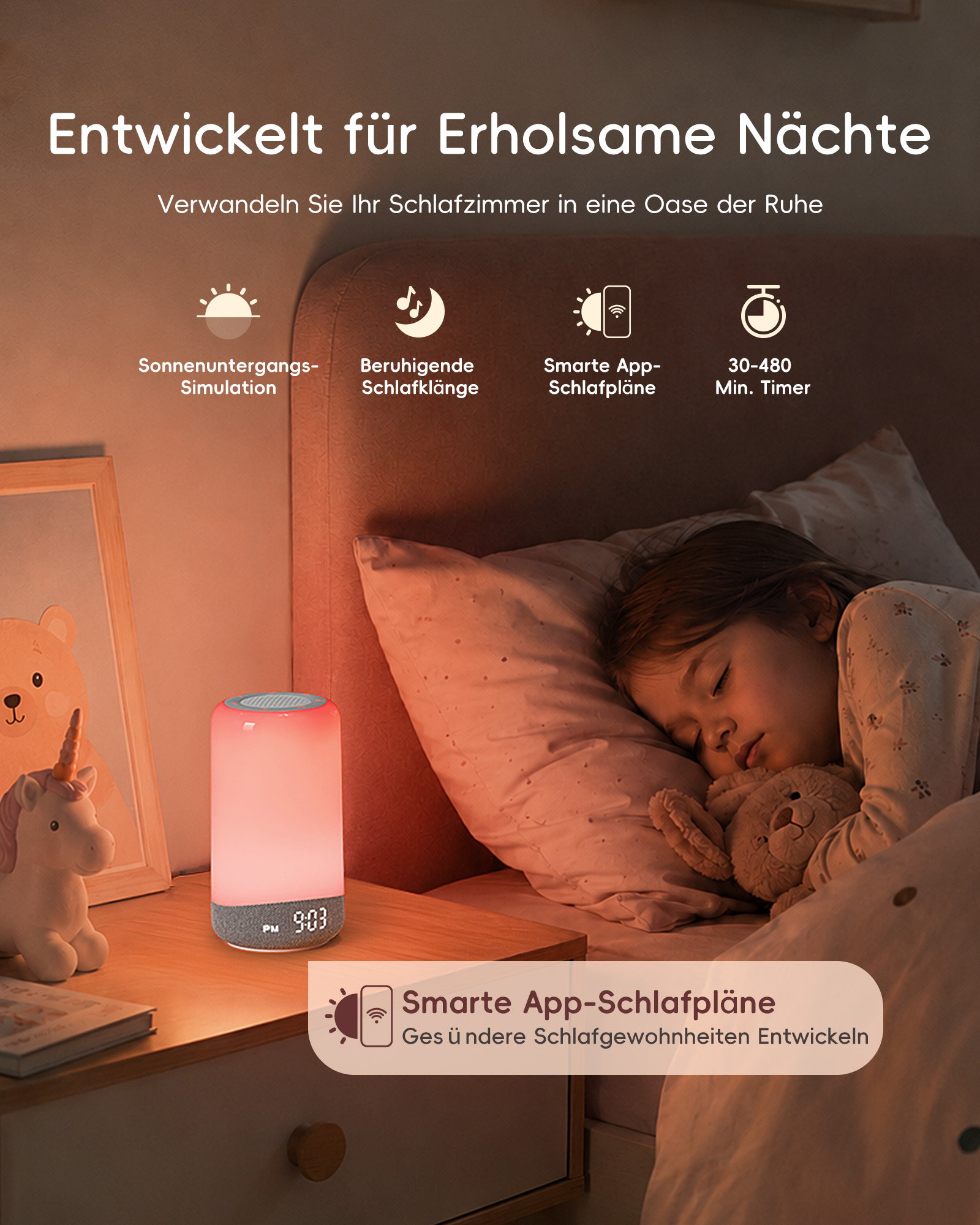 Ein Kind schläft friedlich neben einer leuchtenden Nachttischuhr mit 21:03 Uhr.