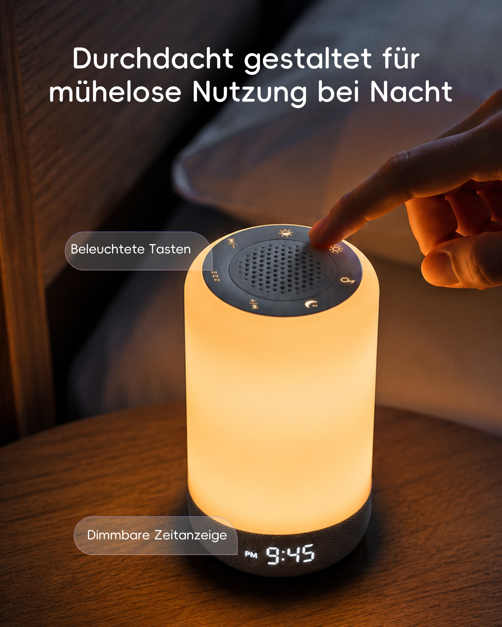 Nachtlampe mit beleuchteten Tasten, dimmbarer Zeitanzeige und Lautsprecher auf Holztisch.