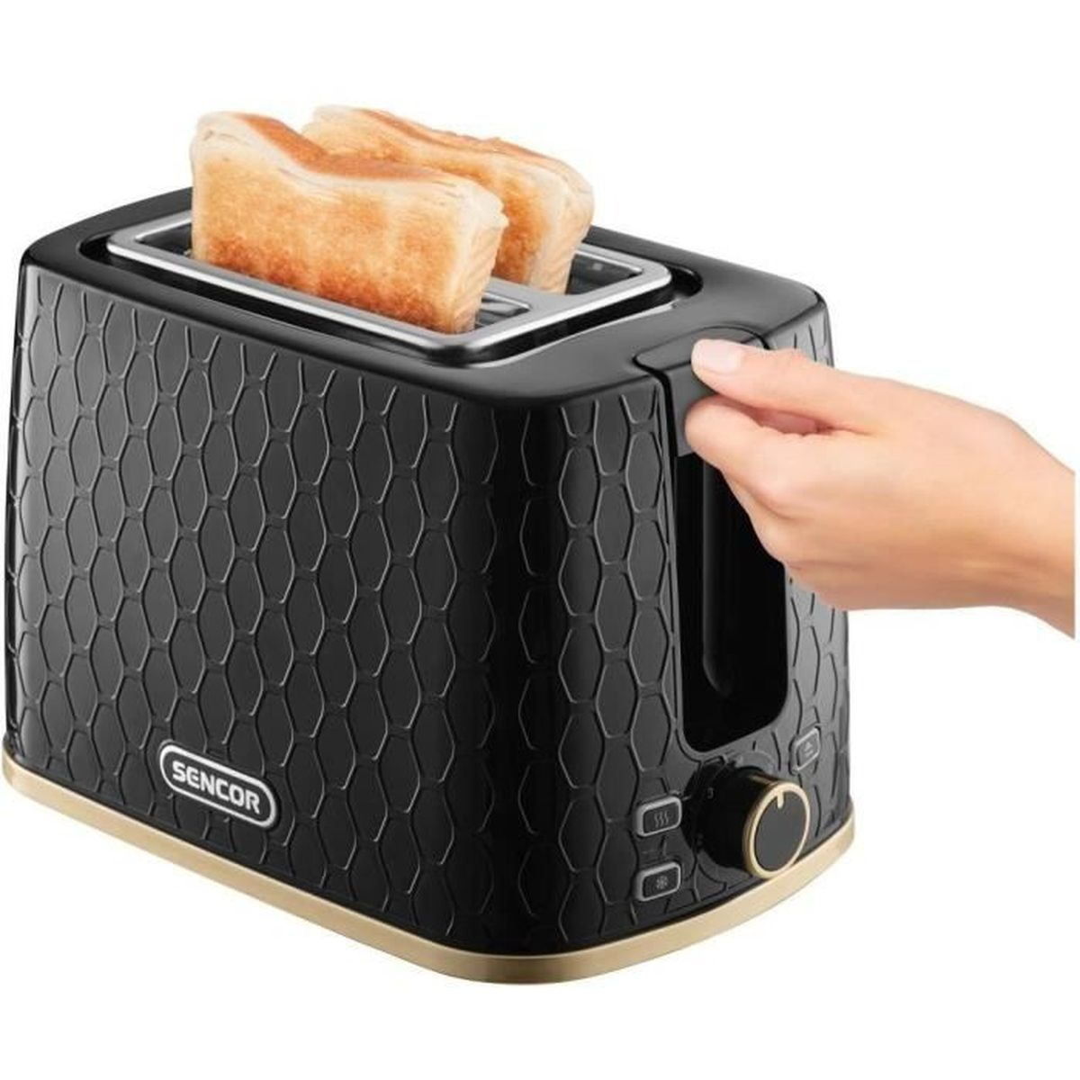 Un tostapane nero Sencor con motivo a nido d'ape e due fette di pane, mentre una mano preme la leva.