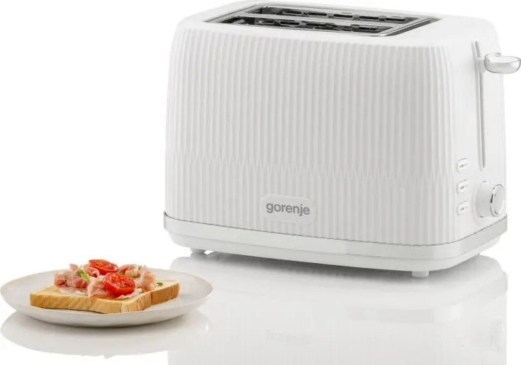 Biały toster Gorenje i talerz tostów z szynką i pomidorami na białym tle.