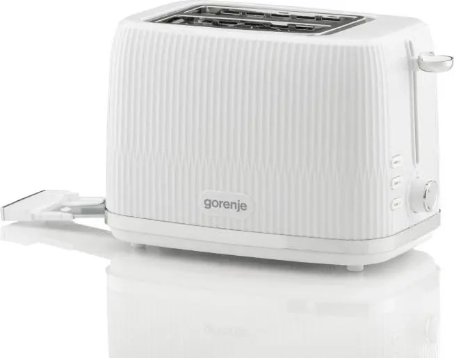 Biały toster Gorenje z pionowymi żebrami i wysuniętą tacką na okruchy na białym tle.