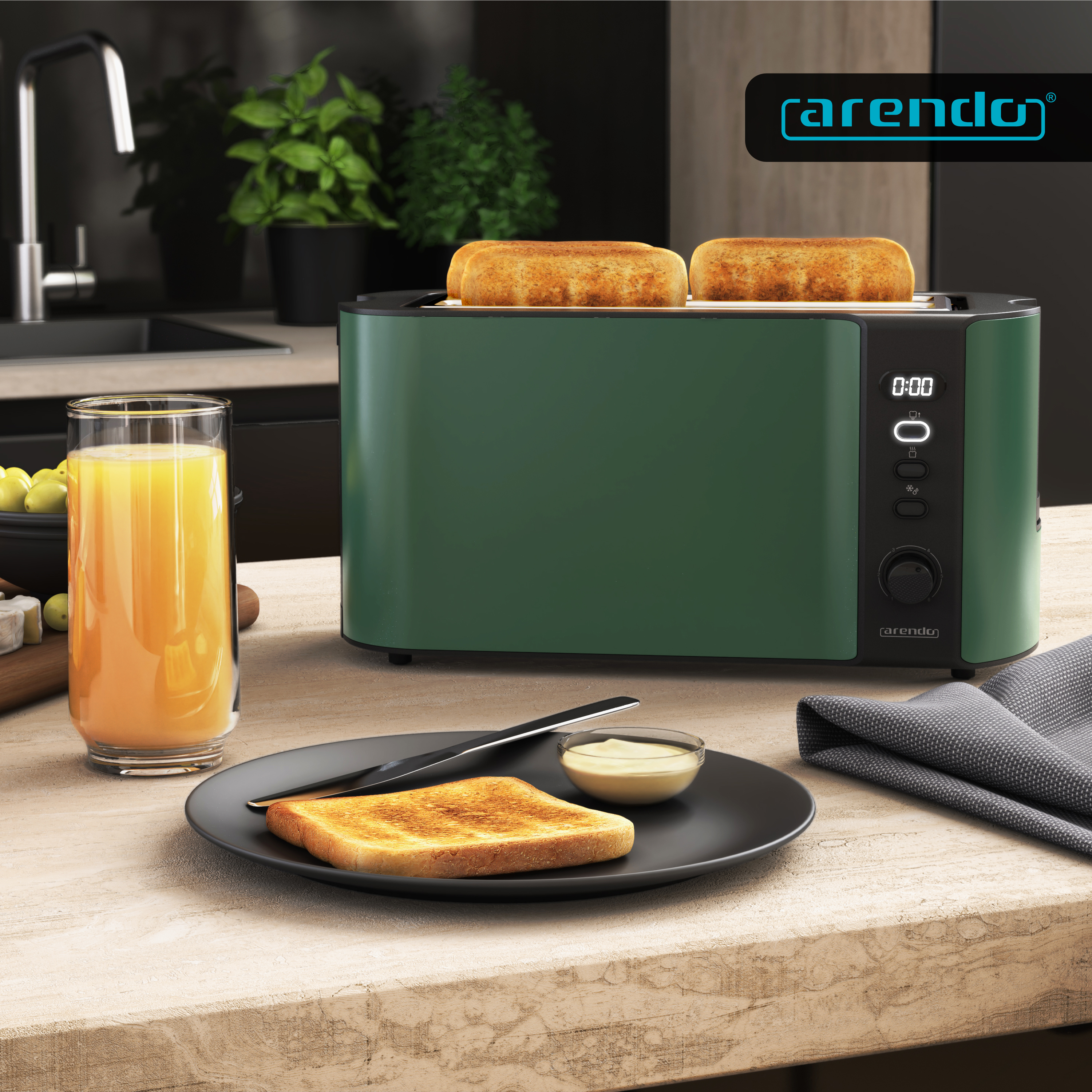 Ein grüner Toaster mit Toast, ein Glas Orangensaft und ein Teller mit Butter auf einer Küchentheke.