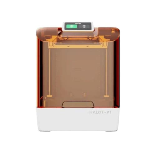 Una stampante 3D Halot-X1 bianca e arancione con coperchio trasparente e display digitale su sfondo bianco.