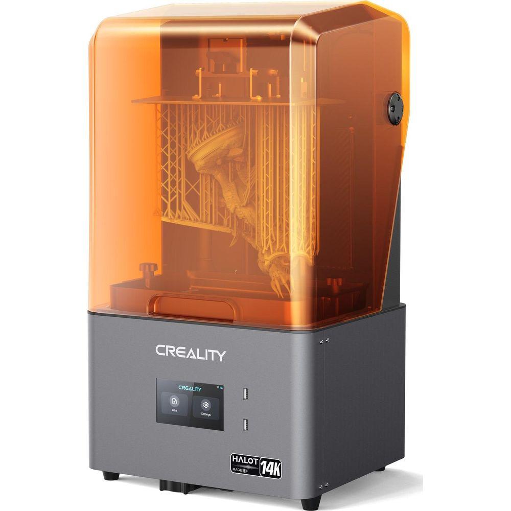 Una stampante 3D Creality grigia con coperchio arancione e un modello stampato appeso all'interno.