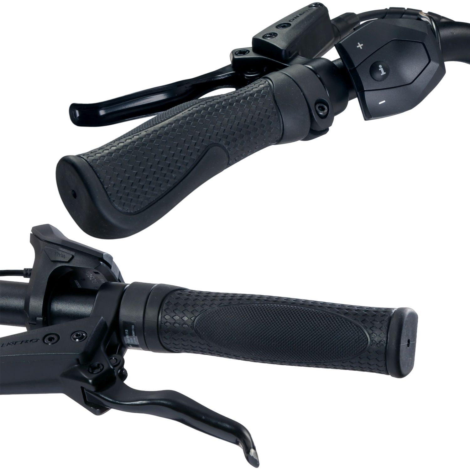 Schwarze E-Bike-Lenkergriffe mit strukturiertem Muster, Bremshebeln und Steuerungsdisplay vor weißem Hintergrund.