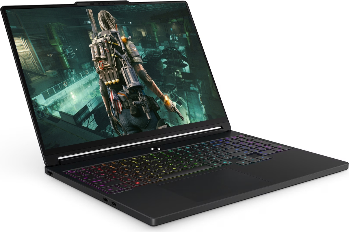 RGB klavyeli siyah bir oyuncu dizüstü bilgisayarı ekranında bir video oyunu gösteriyor.