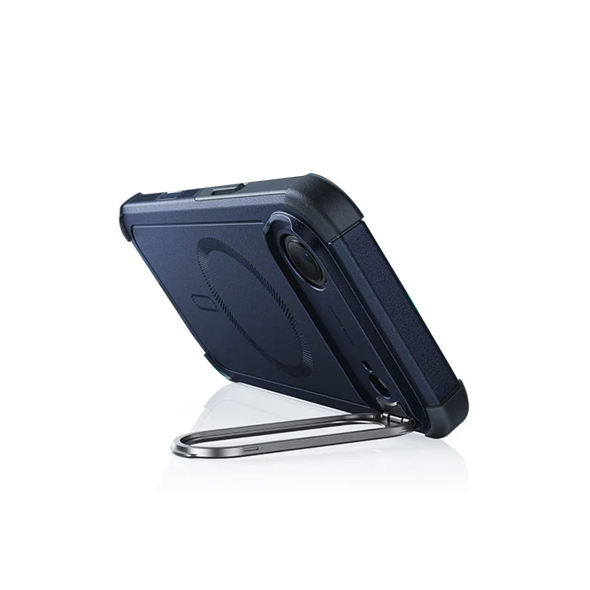 Beyaz arka planda entegre gümüş metal standlı mavi akıllı telefon kılıfı.