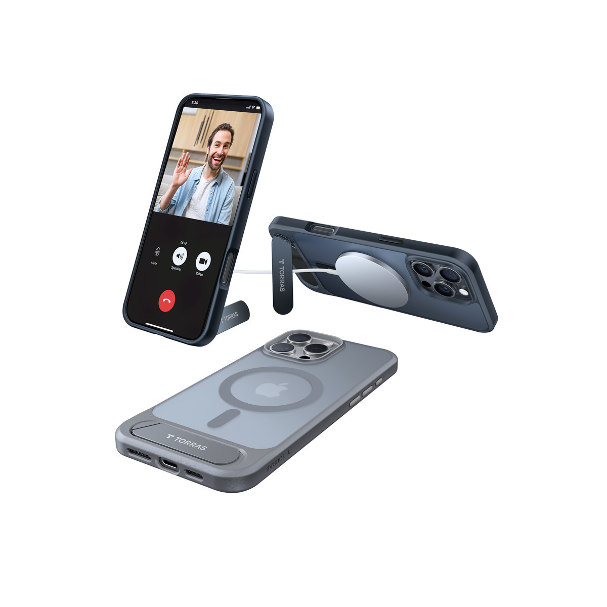 Yerleşik standlı ve MagSafe şarj cihazlı üç koyu mavi iPhone kılıfı, biri görüntülü arama gösteriyor.