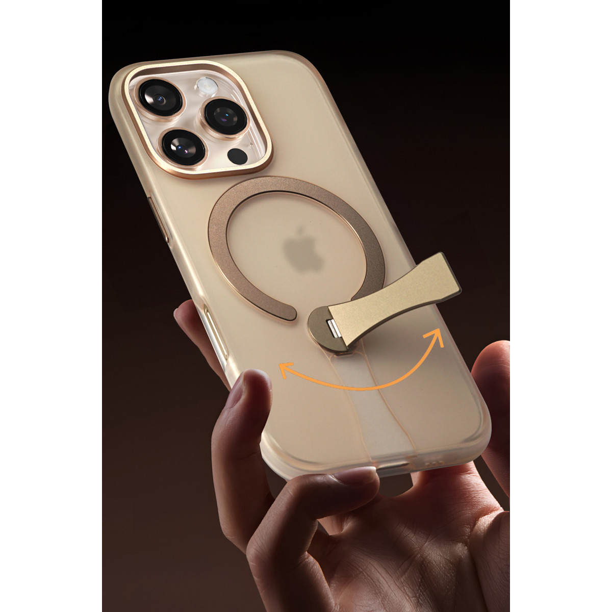 Bir el, arkasında mıknatıslı halka ve stant olan yarı şeffaf kılıflı altın rengi bir iPhone tutuyor.