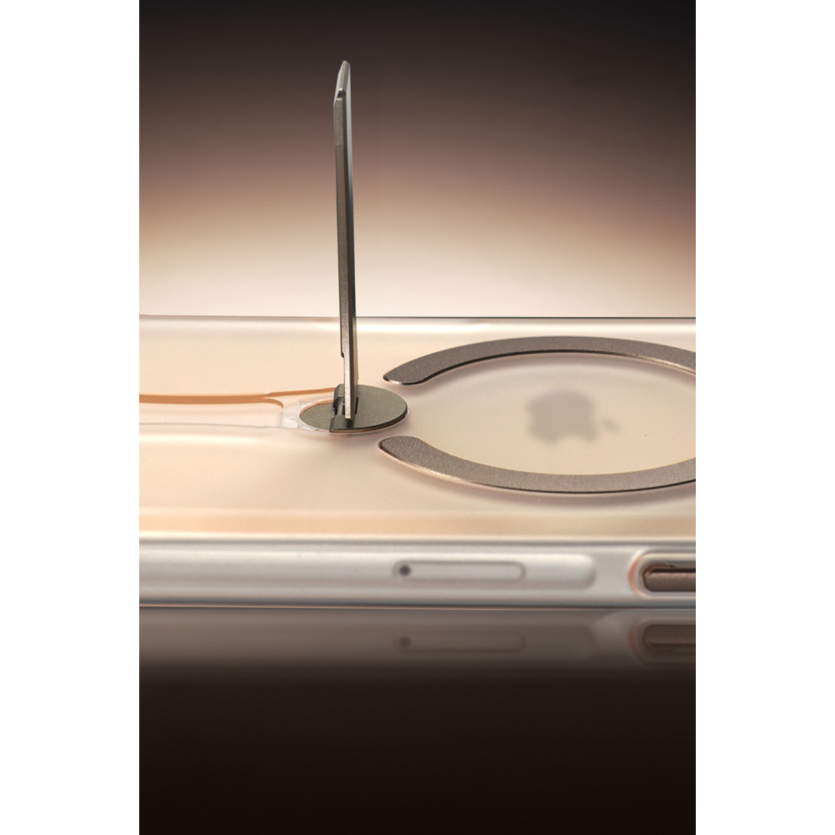 İnce bir metal stant bir iPhone'un arkasına takılmış ve yukarı doğru uzanıyor.