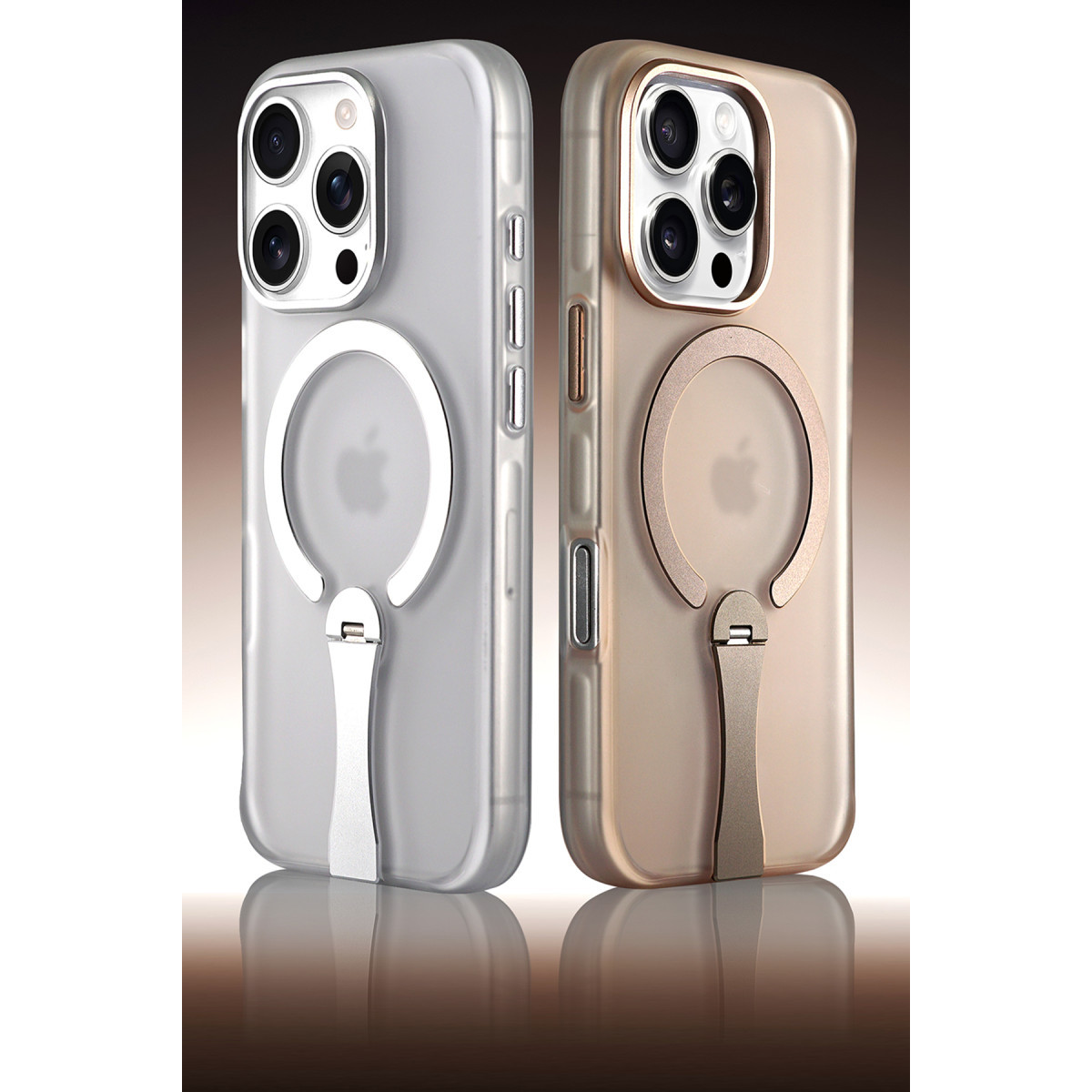 Kahverengi arka planda yansıtıcı yüzey üzerinde ayaklı ve MagSafe halkalı koruyucu kılıflı iki akıllı telefon.