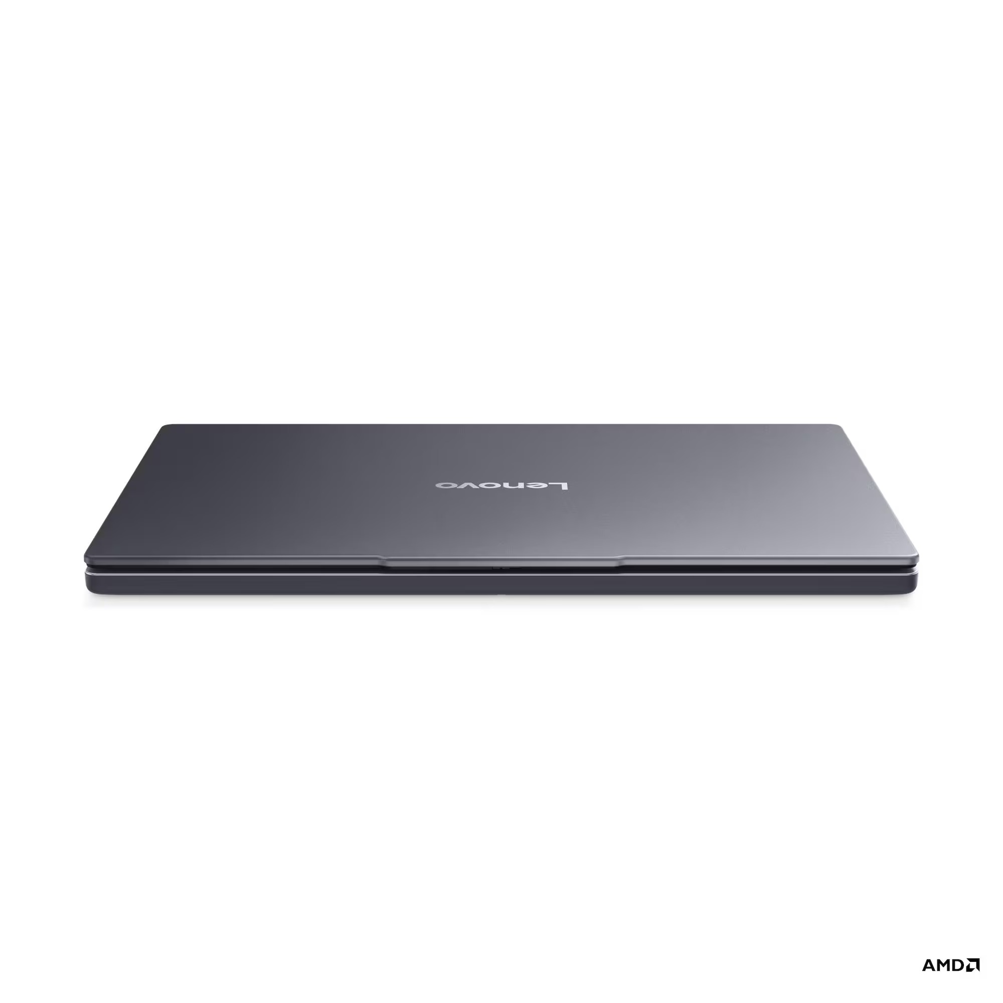 Köşesinde AMD logosu olan, beyaz arka planda kapalı gri renkli Lenovo dizüstü bilgisayar.