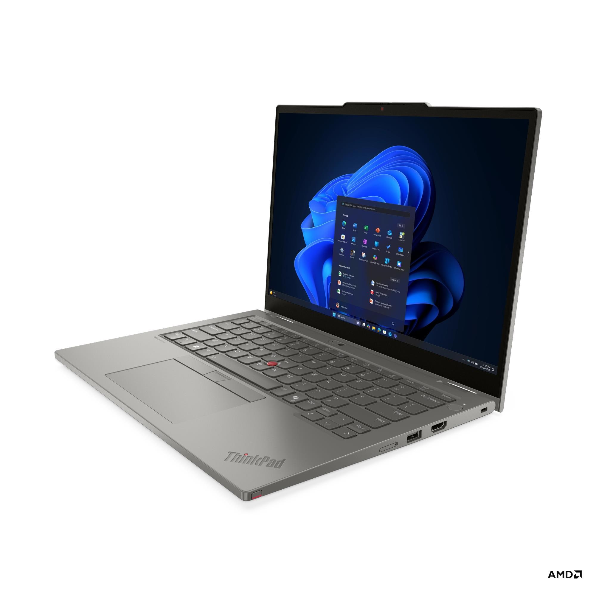Un laptop ThinkPad argento con menu Start di Windows sullo schermo su sfondo bianco.