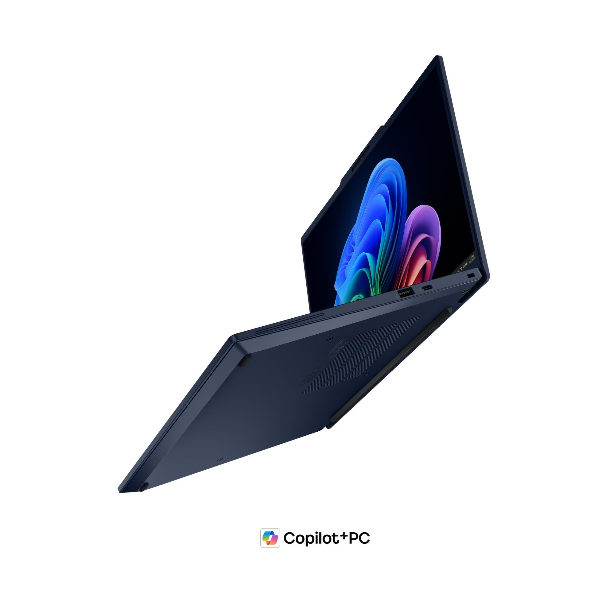 Laptop blu scuro di profilo con linee astratte colorate sullo schermo e logo Copilot+PC.