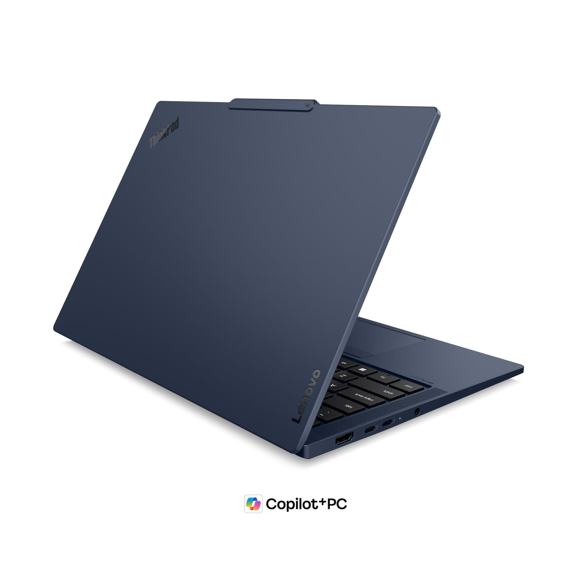 Laptop Lenovo ThinkPad blu leggermente aperto su sfondo bianco, con porte laterali e tastiera visibili.