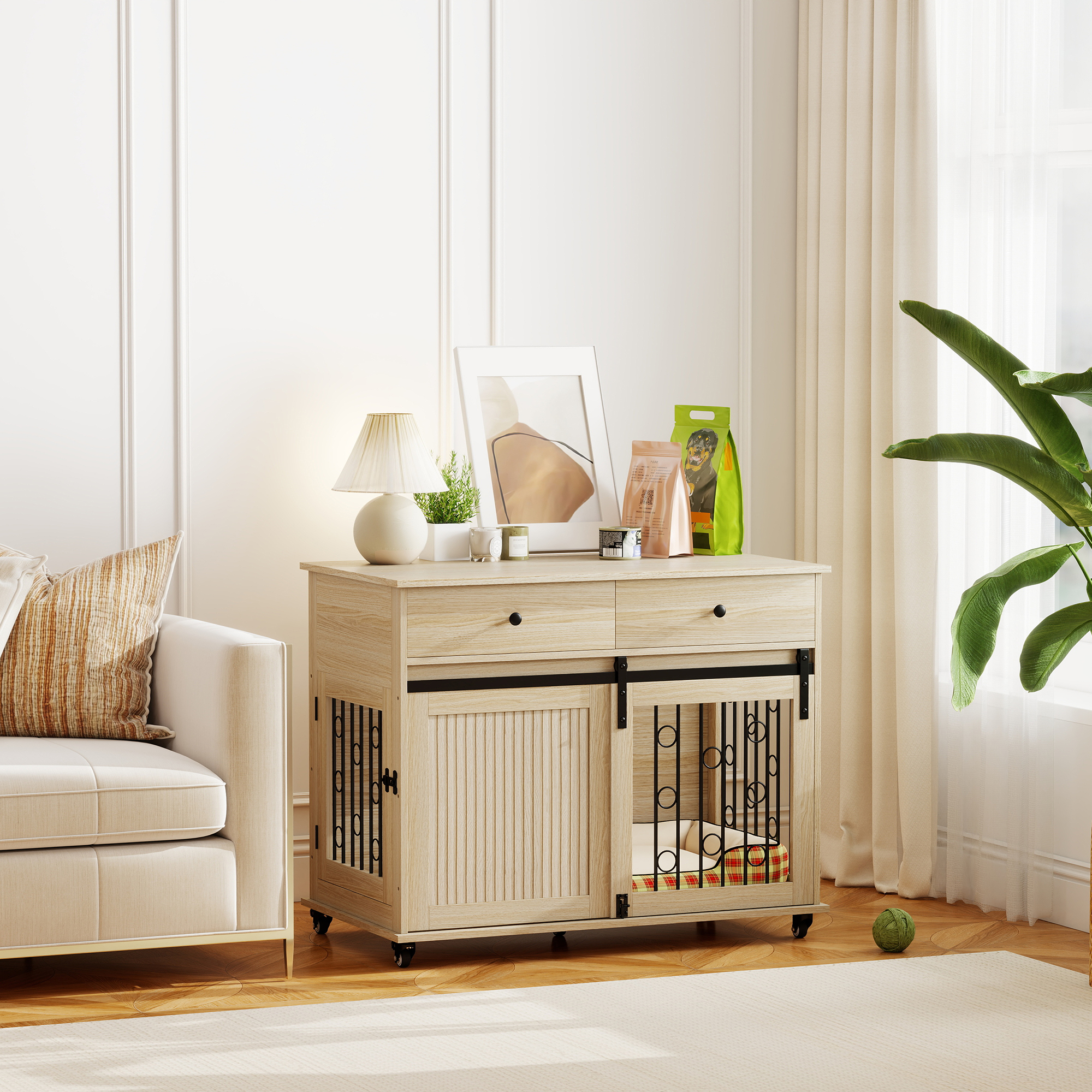 Mueble de madera para perro con cajones, lámpara y decoración encima, junto a un sofá claro y planta.