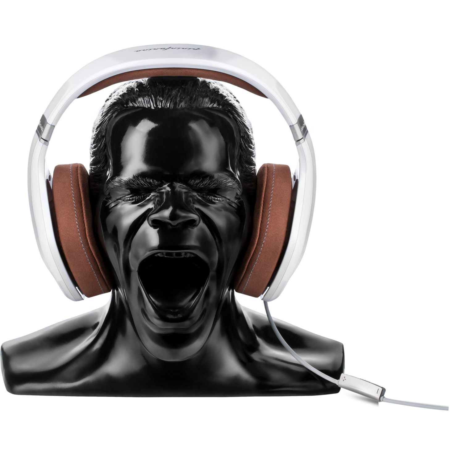 Una testa di manichino nera con la bocca aperta indossa cuffie bianche con cuscinetti marroni su sfondo nero.