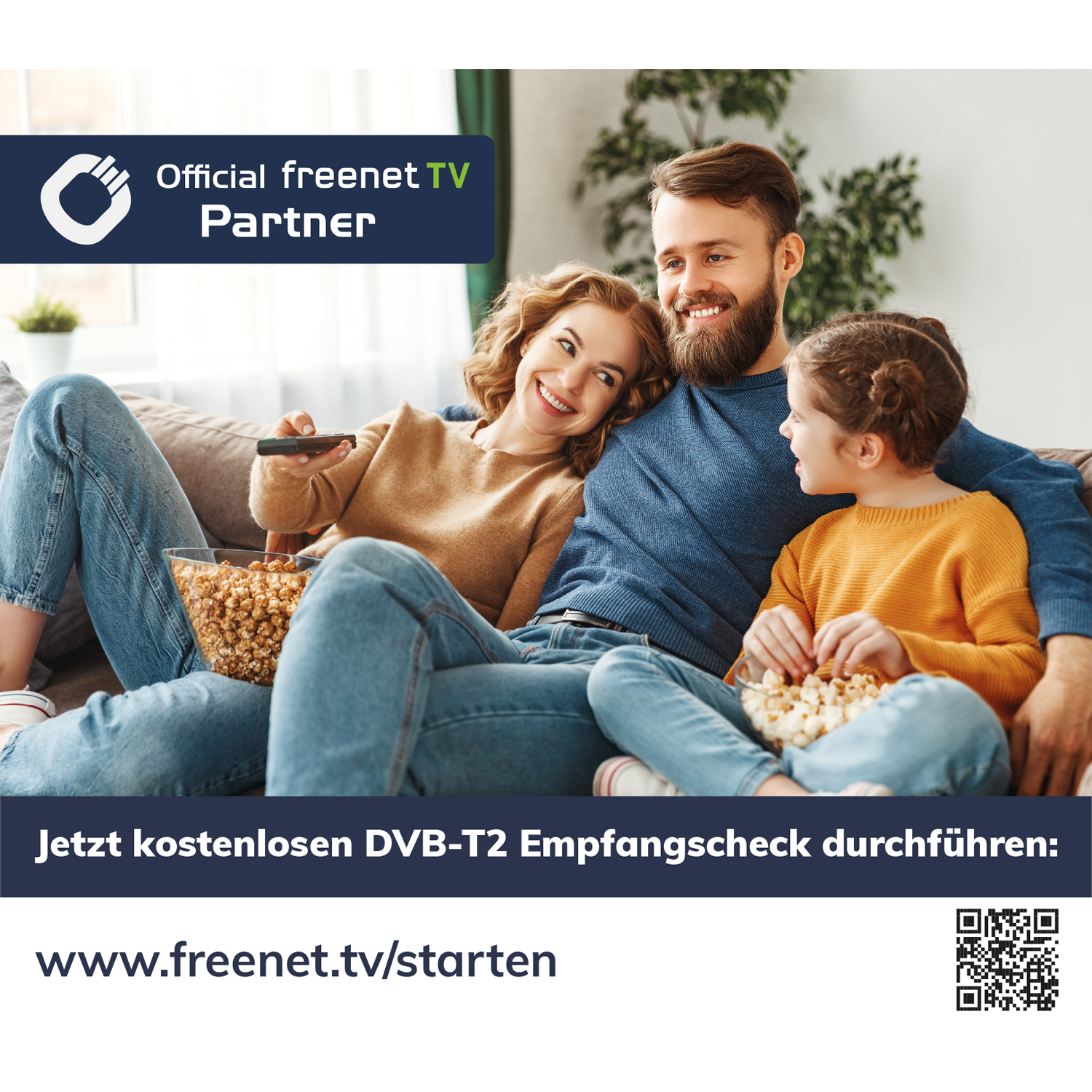 Eine Familie sitzt auf einem Sofa, schaut fern und isst Popcorn.