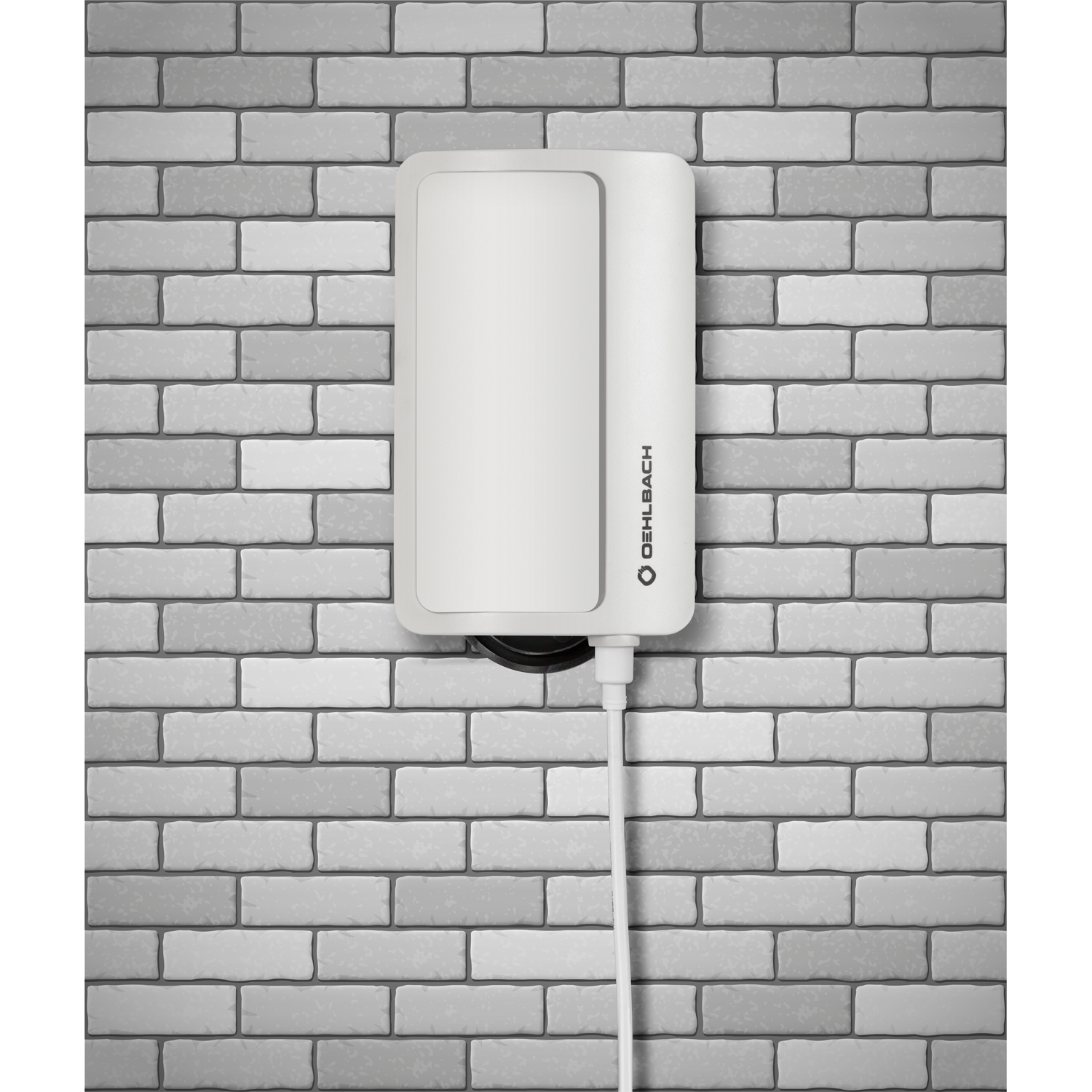 Ein weißes Oehlbach-Gerät mit angeschlossenem Kabel hängt an einer grauen Backsteinwand.