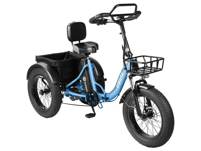 Un triciclo eléctrico azul con neumáticos anchos, cesta delantera, cesta trasera grande y asiento con respaldo.