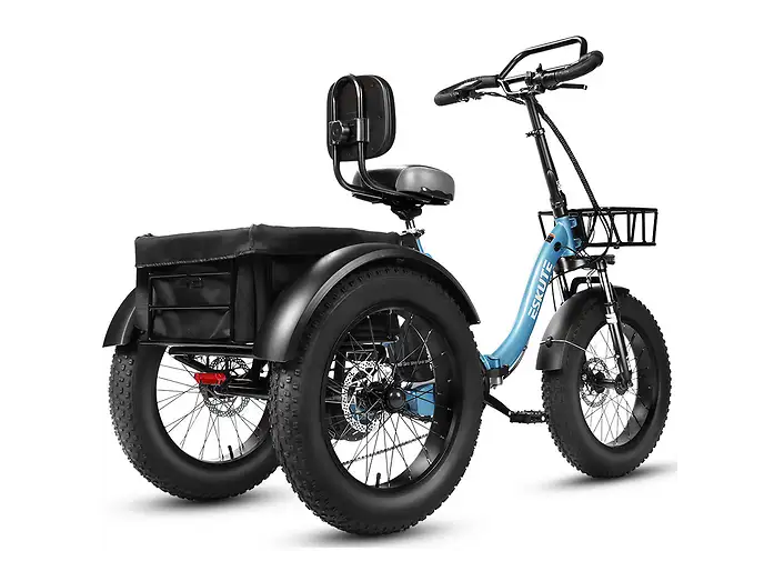Un triciclo eléctrico azul claro para adultos con neumáticos gruesos, respaldo, cesta trasera y cesta delantera.