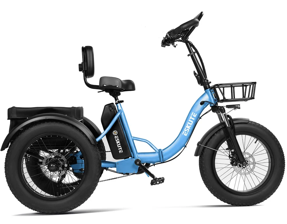 Un triciclo eléctrico azul con neumáticos anchos, cesta delantera, respaldo y batería negra sobre fondo blanco.