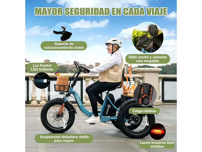 Una mujer mayor con casco monta un triciclo eléctrico azul, con detalles de sus características de seguridad.