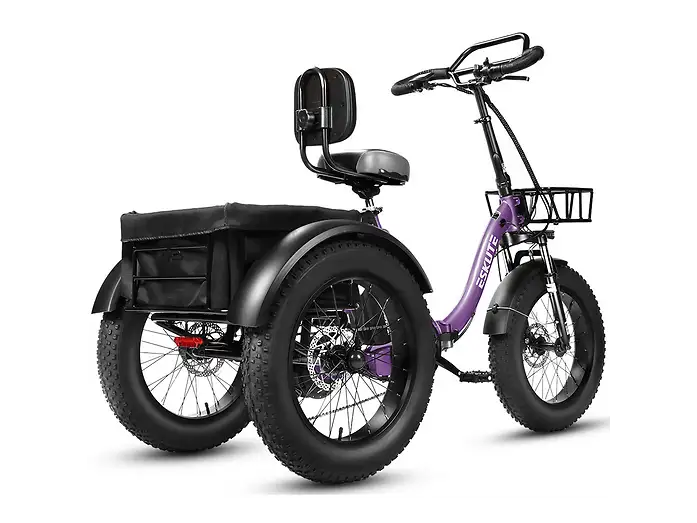 Un triciclo eléctrico morado con neumáticos anchos, cesta delantera, asiento con respaldo y maletero trasero.