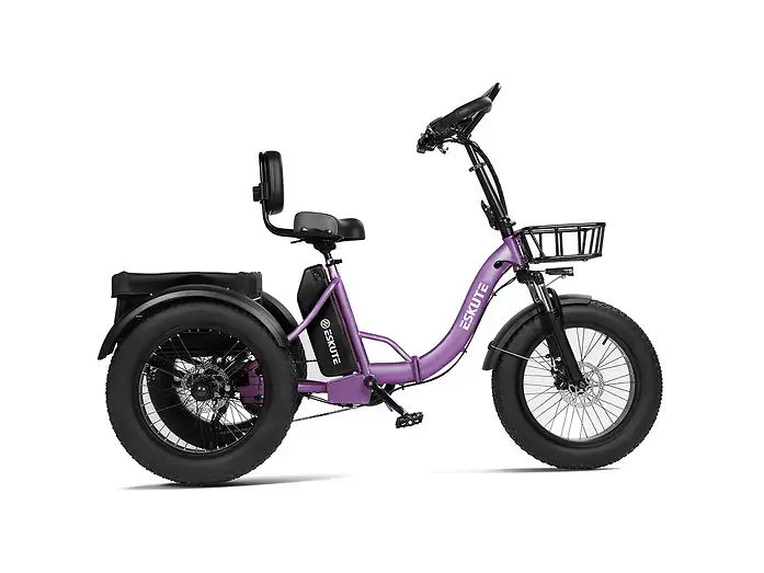 Un triciclo eléctrico morado para adultos con una cesta delantera y una caja trasera.