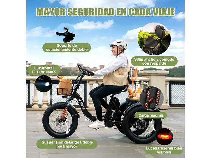 Una mujer mayor con casco conduce un triciclo eléctrico, con características destacadas como cesta y respaldo.